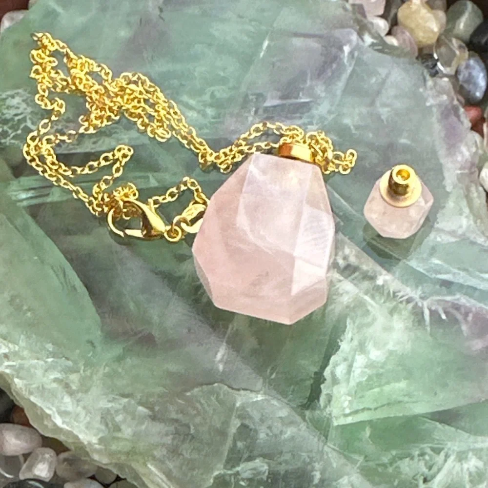 Pink Quartz carved perfume bottle pendant in Vermeil gold dainty necklace - Picture 3 of 6